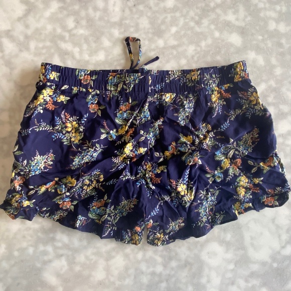 High-waisted Shorts - Picture 3 of 4